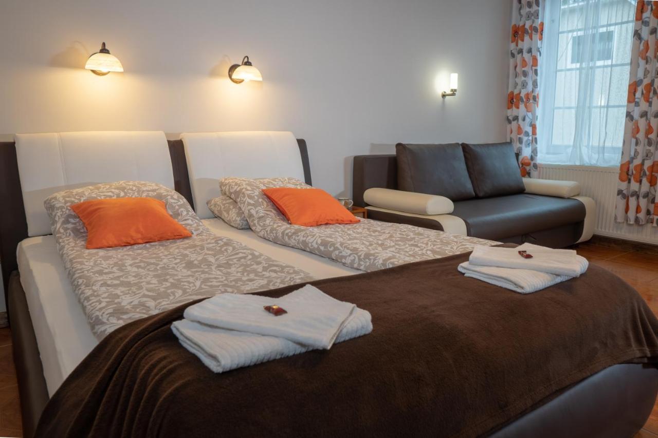 F57 - Franko Csaladi Panzio Bed & Breakfast Balatonlelle Exterior photo