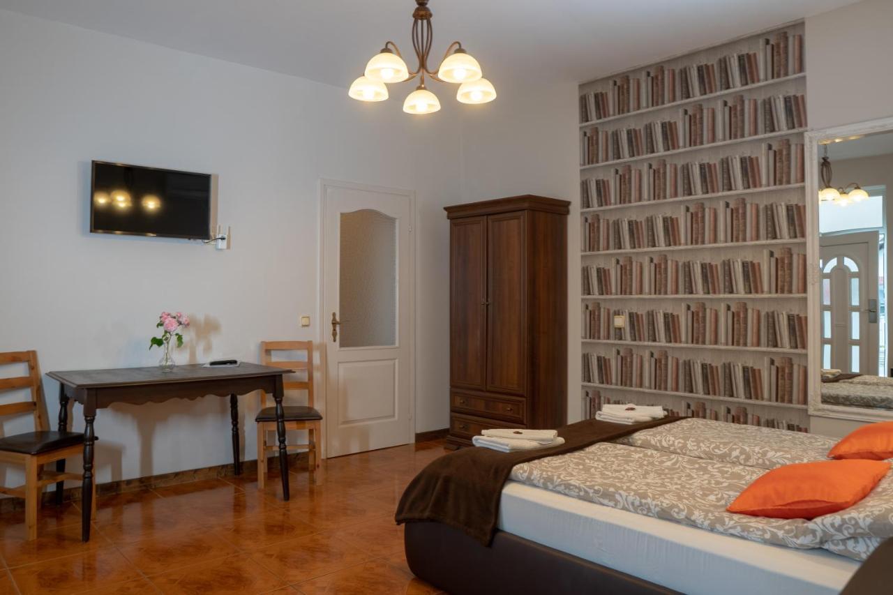 F57 - Franko Csaladi Panzio Bed & Breakfast Balatonlelle Exterior photo