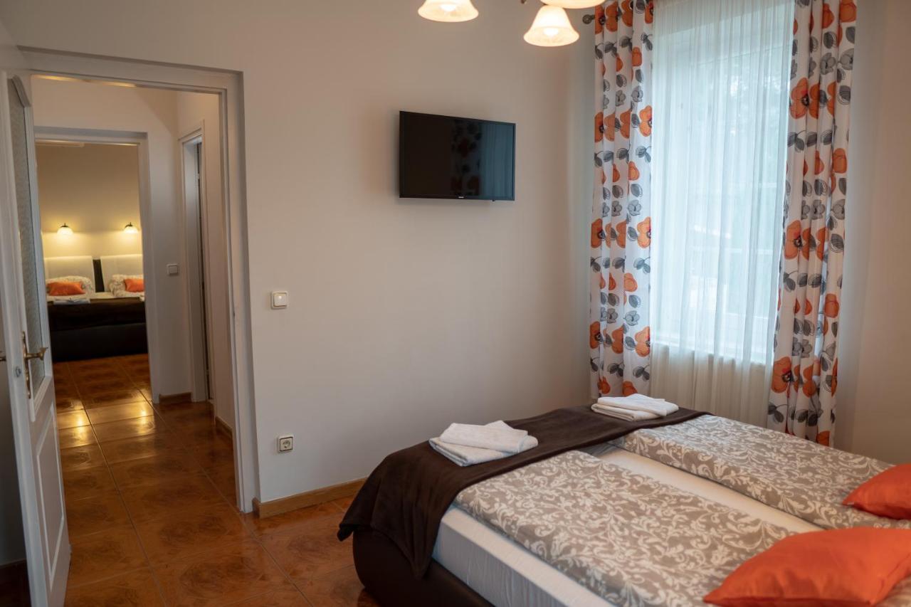 F57 - Franko Csaladi Panzio Bed & Breakfast Balatonlelle Exterior photo