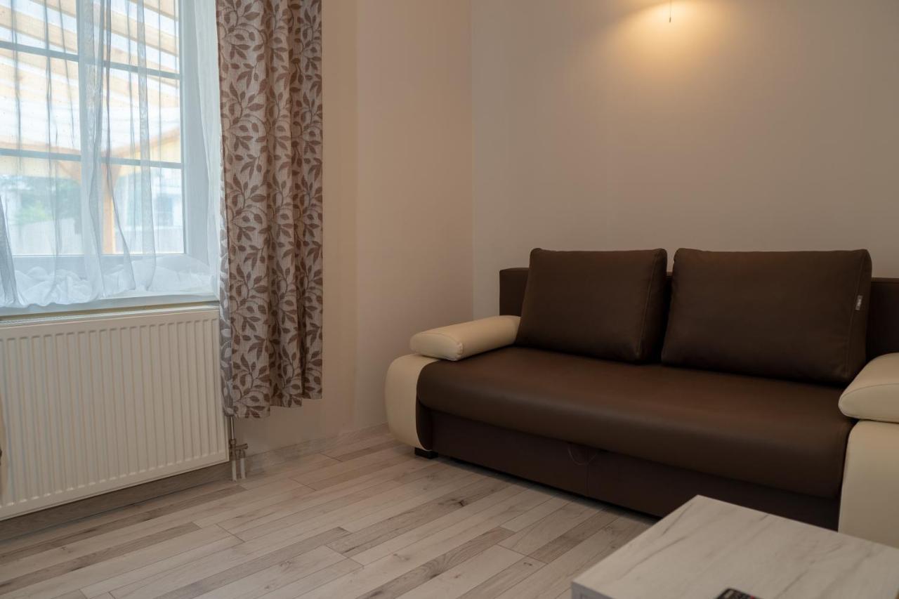 F57 - Franko Csaladi Panzio Bed & Breakfast Balatonlelle Exterior photo
