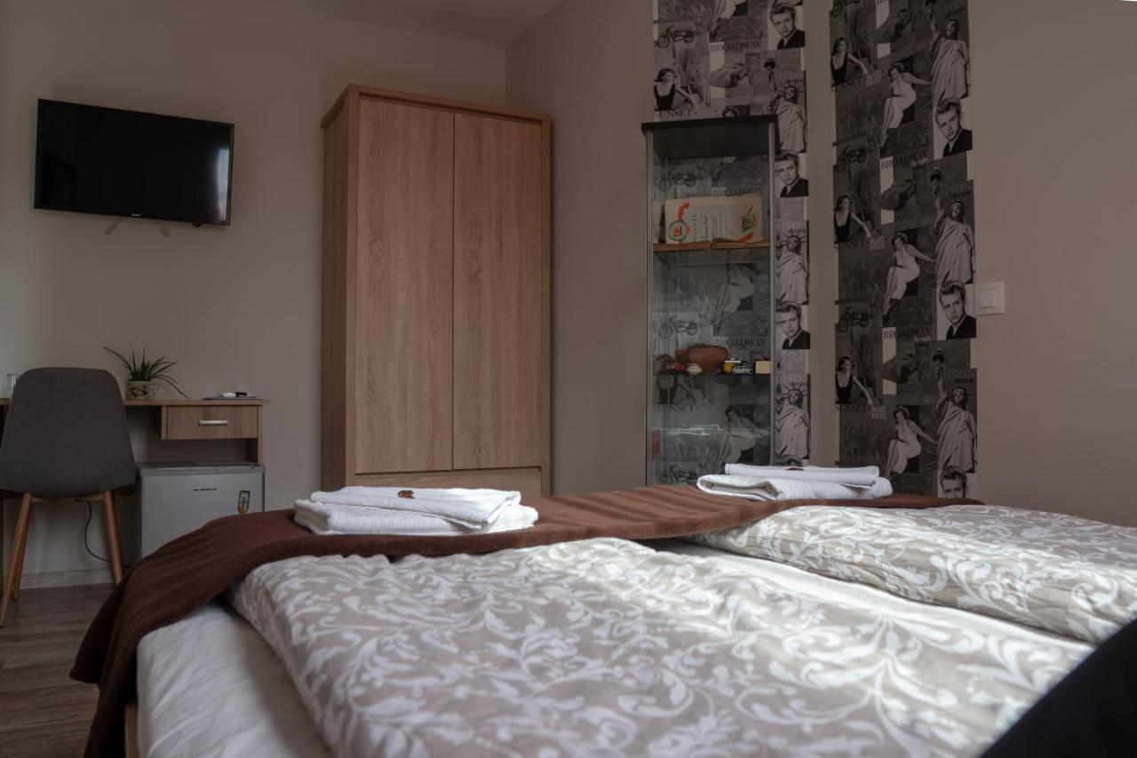 F57 - Franko Csaladi Panzio Bed & Breakfast Balatonlelle Exterior photo