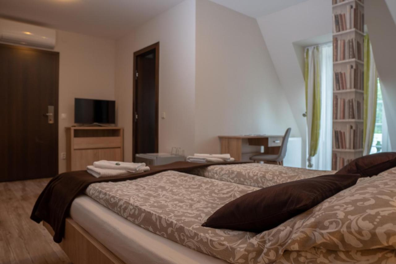 F57 - Franko Csaladi Panzio Bed & Breakfast Balatonlelle Exterior photo