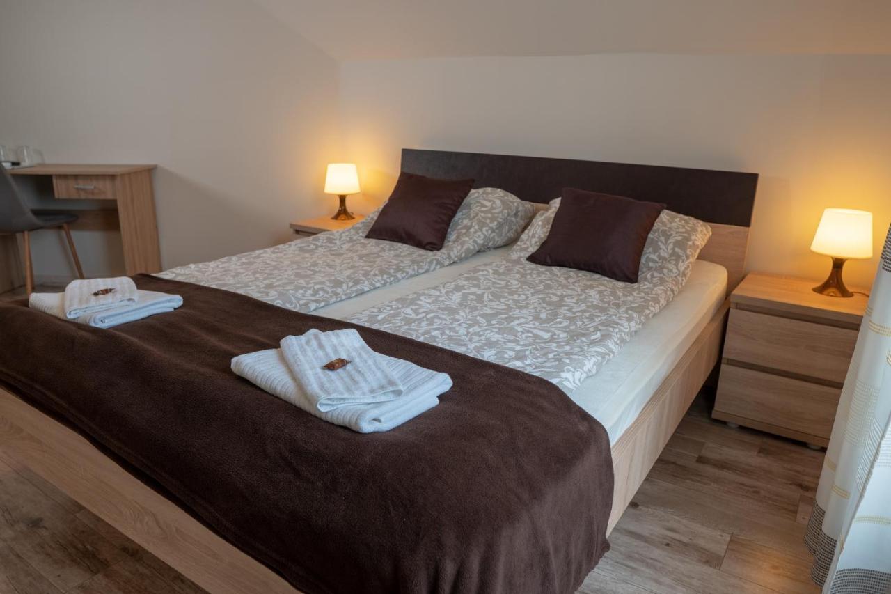 F57 - Franko Csaladi Panzio Bed & Breakfast Balatonlelle Exterior photo