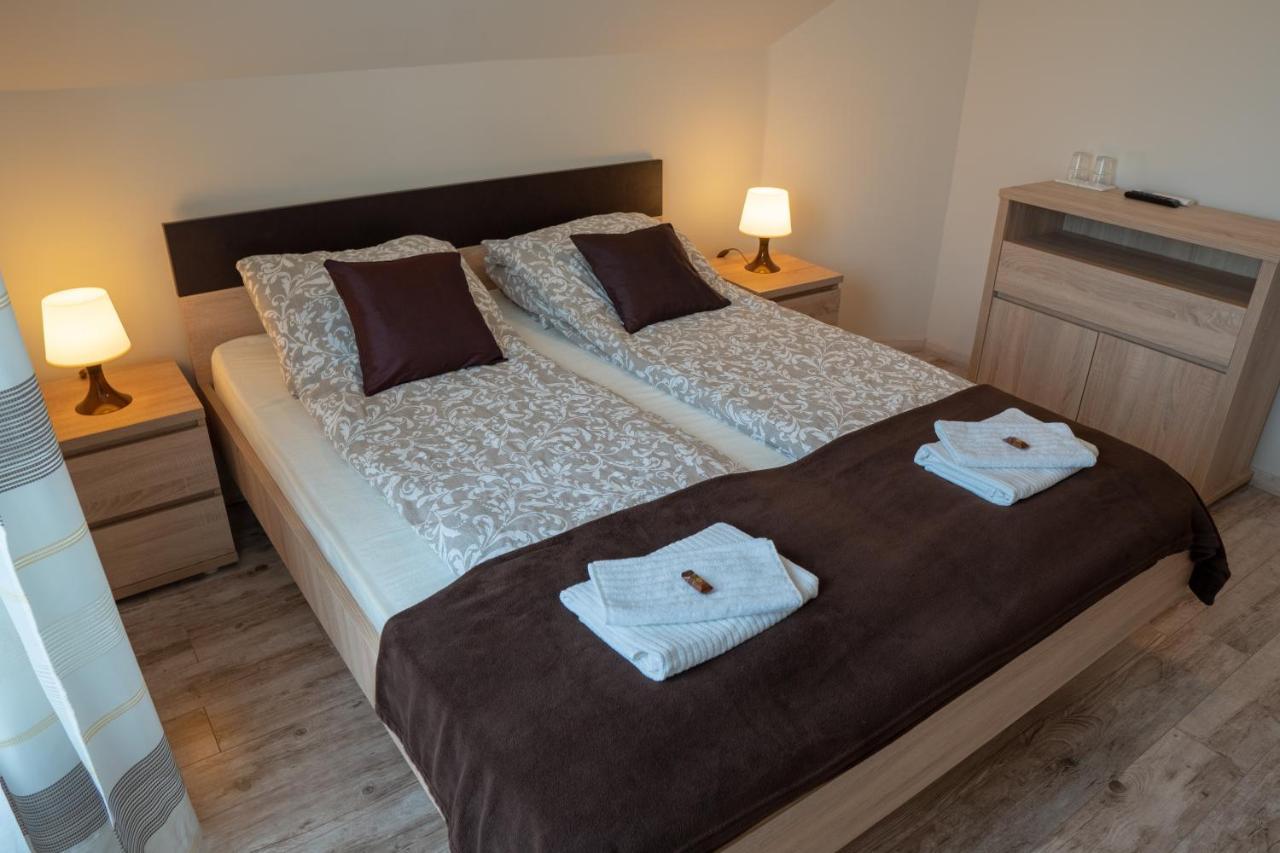 F57 - Franko Csaladi Panzio Bed & Breakfast Balatonlelle Exterior photo