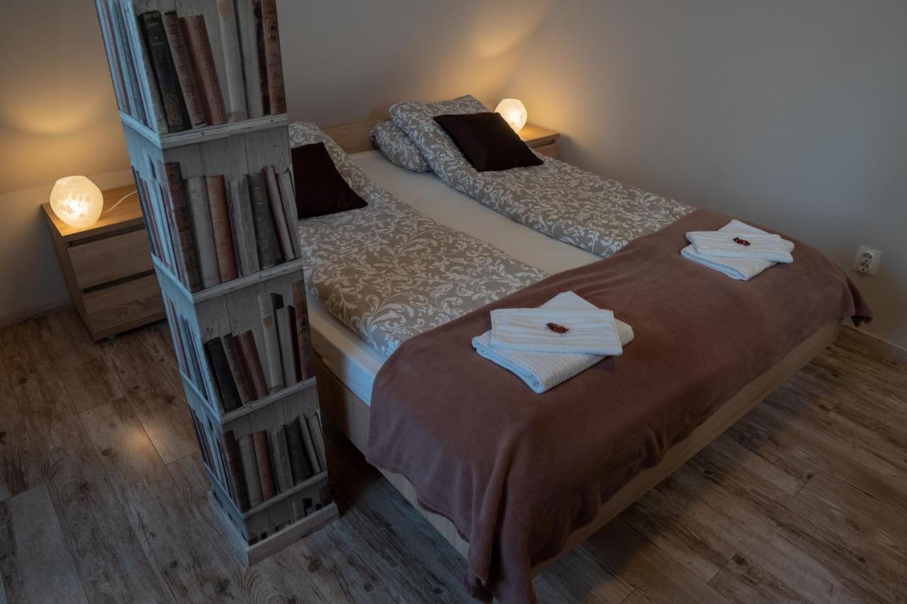 F57 - Franko Csaladi Panzio Bed & Breakfast Balatonlelle Exterior photo