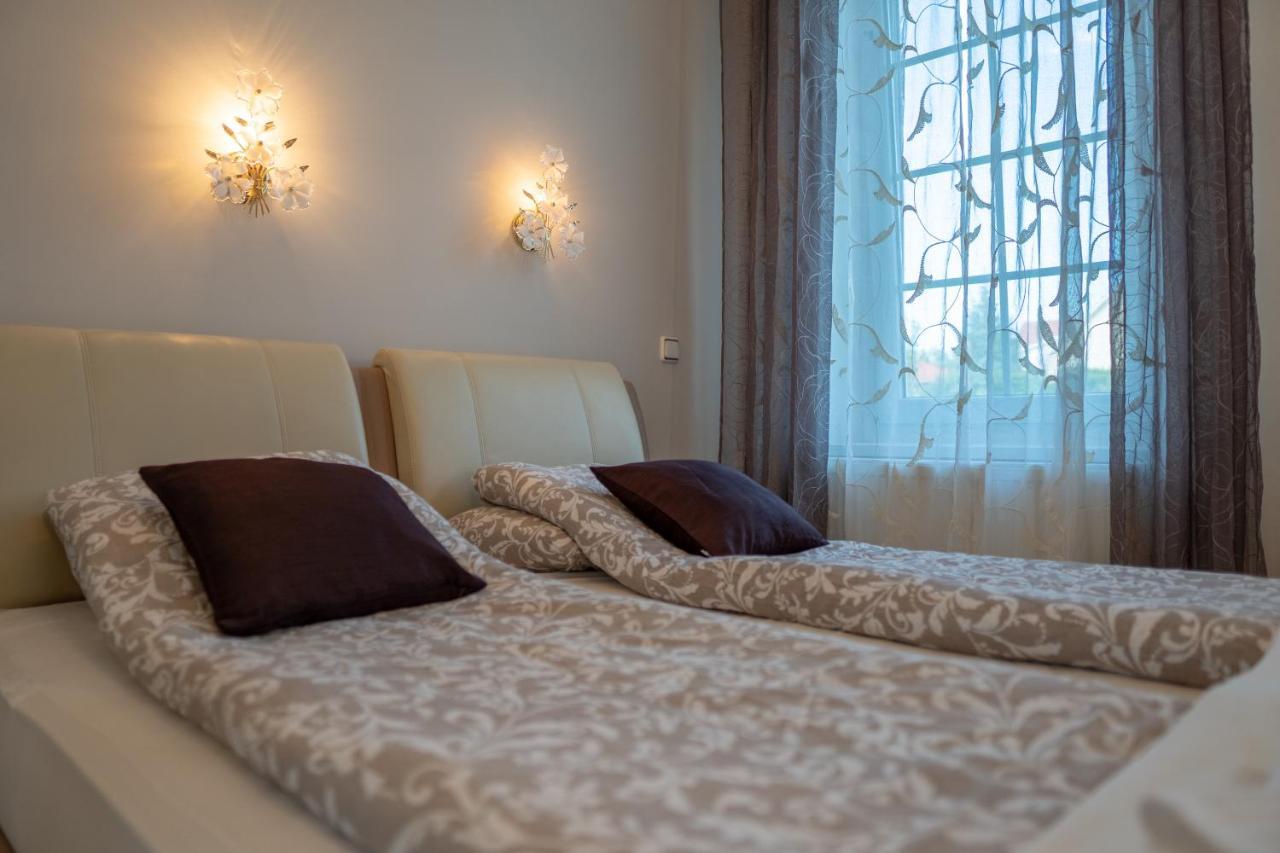 F57 - Franko Csaladi Panzio Bed & Breakfast Balatonlelle Exterior photo