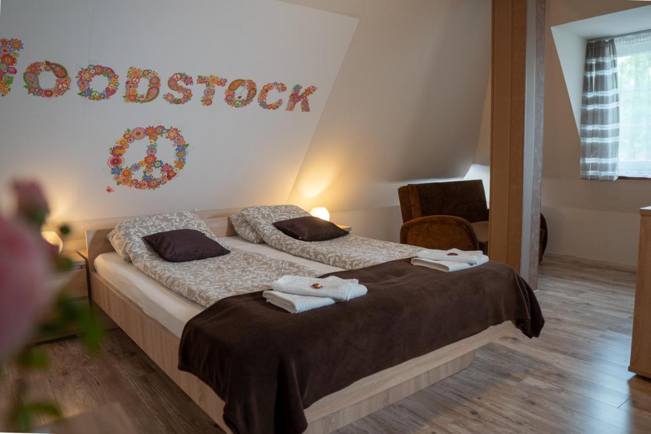 F57 - Franko Csaladi Panzio Bed & Breakfast Balatonlelle Exterior photo