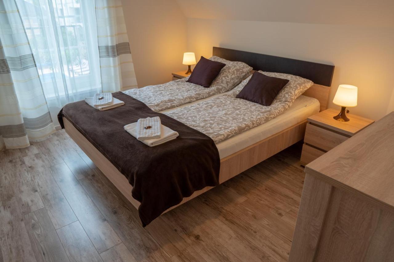 F57 - Franko Csaladi Panzio Bed & Breakfast Balatonlelle Exterior photo